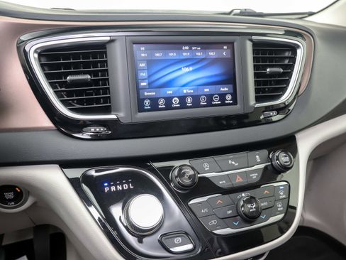 Used 2018 Chrysler Pacifica Touring Plus image 24