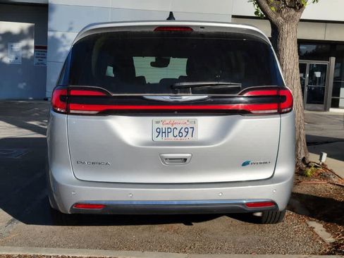 Used 2023 Chrysler Pacifica Touring-L image 5