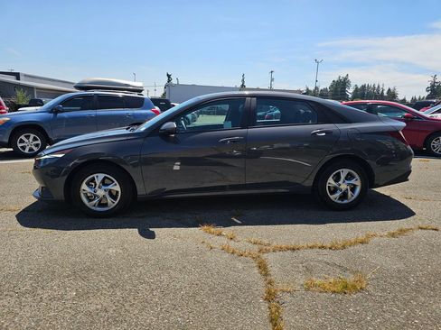 Used 2023 Hyundai Elantra SE FWD image 4