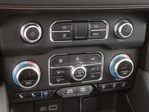 Used 2024 GMC Yukon XL AT4 w/ Technology Package AWD/4WD image 31