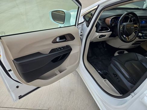 Used 2018 Chrysler Pacifica Touring-L image 10