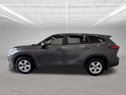 Used 2023 Toyota Highlander LE AWD/4WD image 2