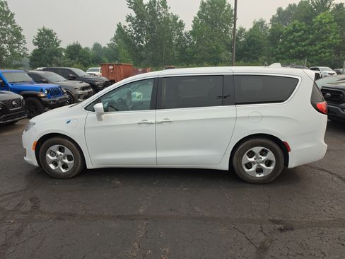 Used 2018 Chrysler Pacifica Touring Plus FWD image 6