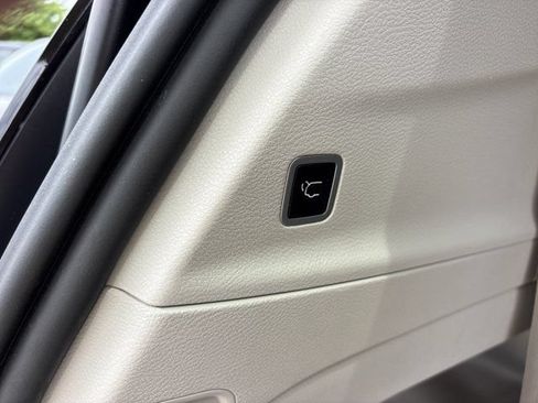 Used 2024 Chrysler Pacifica Touring-L FWD image 8
