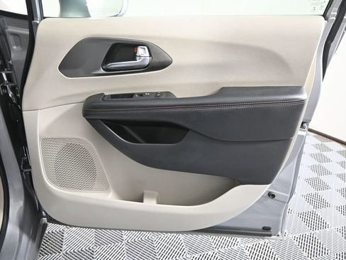 Used 2020 Chrysler Pacifica Touring-L image 12