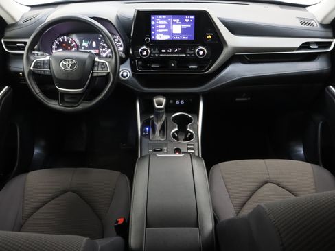 Used 2025 Toyota Highlander LE image 30