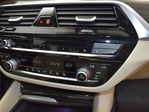 Used 2022 BMW 540i w/ Premium Package image 27