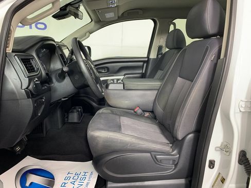 Used 2022 Nissan Titan SV AWD/4WD image 15