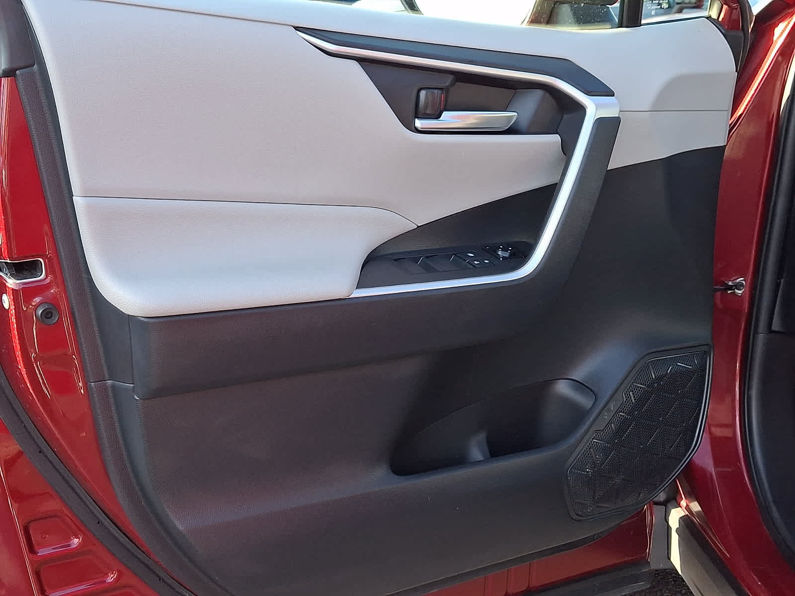 Used 2019 Toyota RAV4 XLE w/ Convenience Package FWD image 14