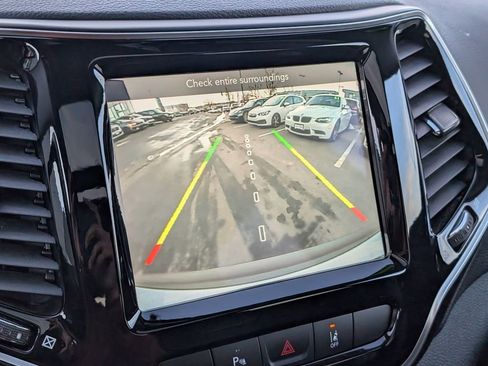 Used 2021 Jeep Cherokee Limited image 17