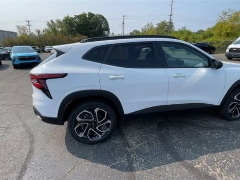 New 2025 Chevrolet Trax RS w/ Sunroof Package image 2