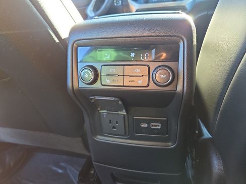 Used 2022 GMC Acadia SLT w/ Technology Package image 15