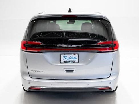 Used 2024 Chrysler Pacifica Touring-L FWD image 32