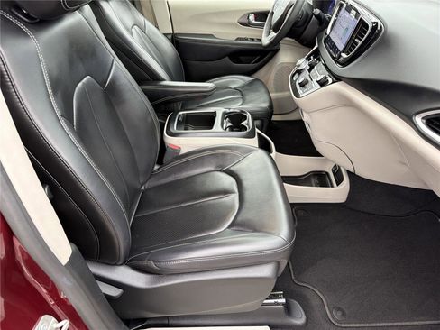 Used 2023 Chrysler Pacifica Touring-L FWD image 11