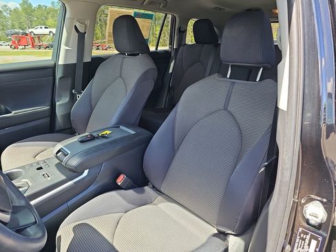 Used 2023 Toyota Highlander L FWD image 19