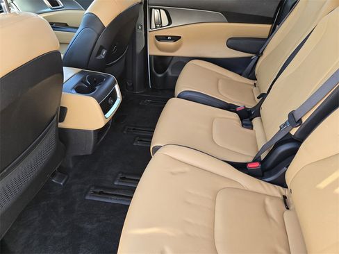 Certified 2024 Kia Carnival LX image 29