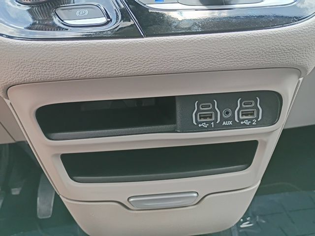 Used 2024 Chrysler Pacifica Limited FWD image 26