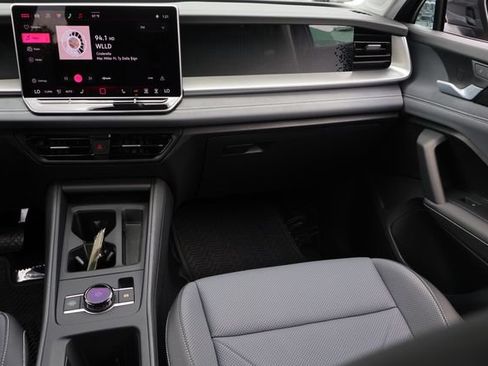 Certified 2025 Volkswagen Tiguan SE FWD image 17