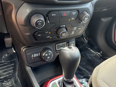 Certified 2022 Jeep Renegade Trailhawk AWD/4WD image 31