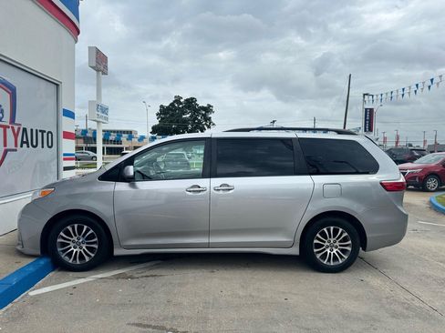 Used 2018 Toyota Sienna XLE FWD image 20
