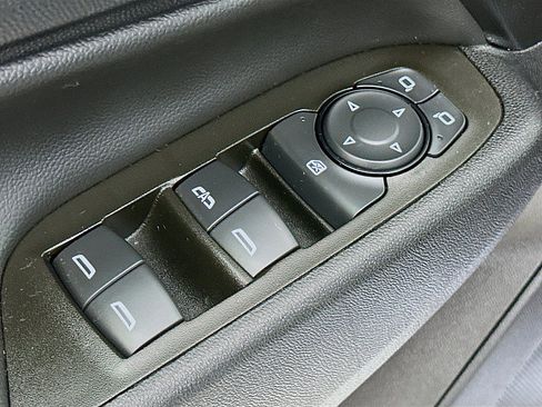 Used 2023 Chevrolet Equinox LT FWD image 18