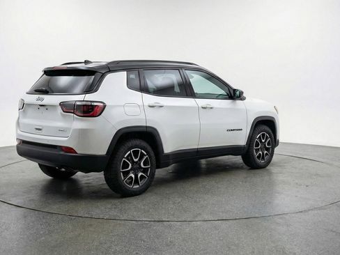 Used 2025 Jeep Compass Trailhawk AWD/4WD image 9