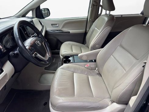 Used 2019 Toyota Sienna XLE image 10