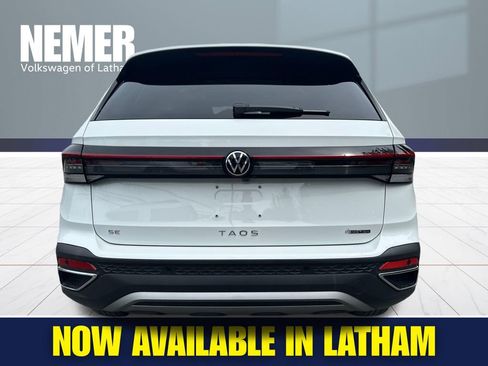 Used 2025 Volkswagen Taos SE w/ Panoramic Sunroof Package AWD/4WD image 3