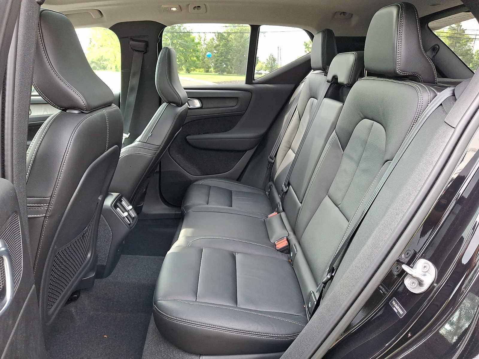 Used 2023 Volvo XC40 B5 Plus w/ Protection Package Premier AWD/4WD image 8