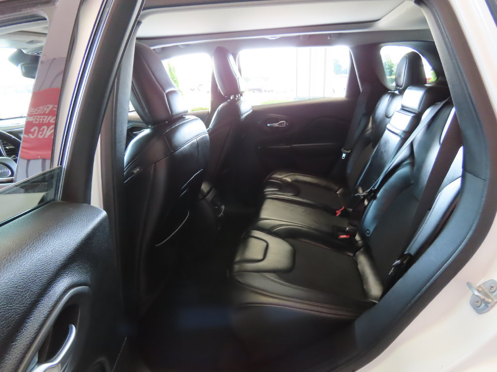 Used 2019 Jeep Cherokee Latitude Plus AWD/4WD image 26