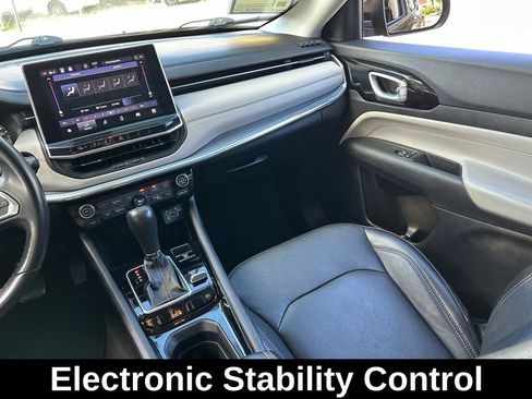 Certified 2022 Jeep Compass Limited image 13