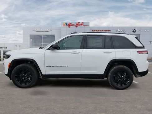 New 2026 Jeep Grand Cherokee Altitude RWD image 2