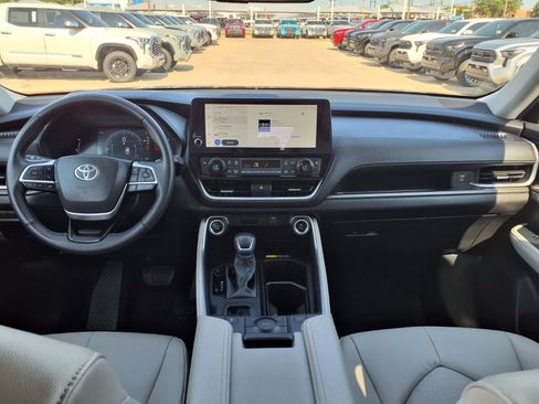 Used 2025 Toyota Grand Highlander FWD image 11