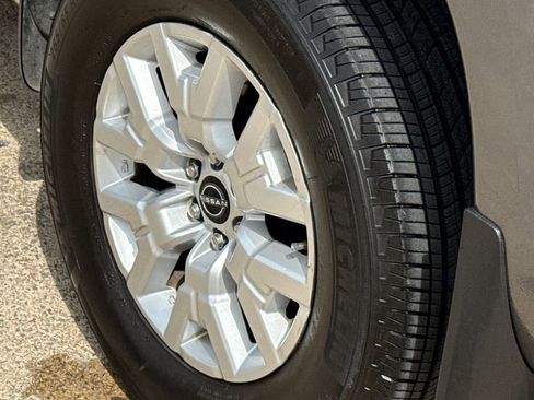 Used 2024 Nissan Frontier SV image 10