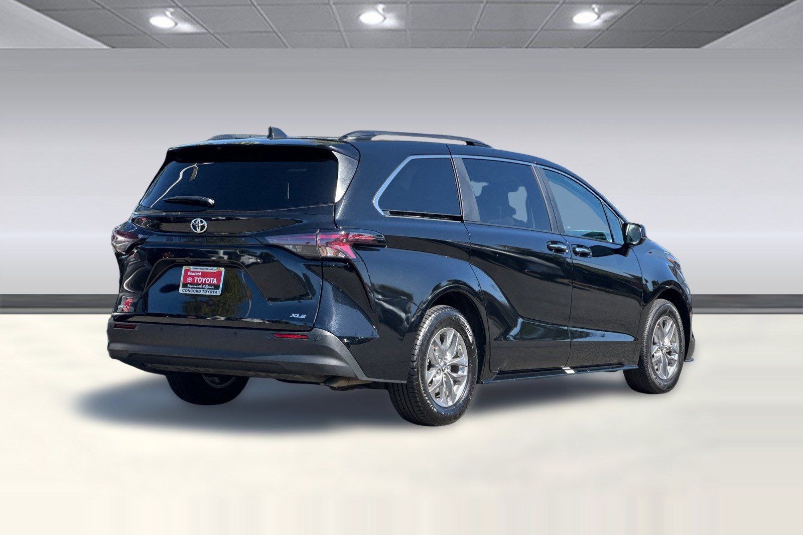 Used 2026 Toyota Sienna XLE FWD image 9