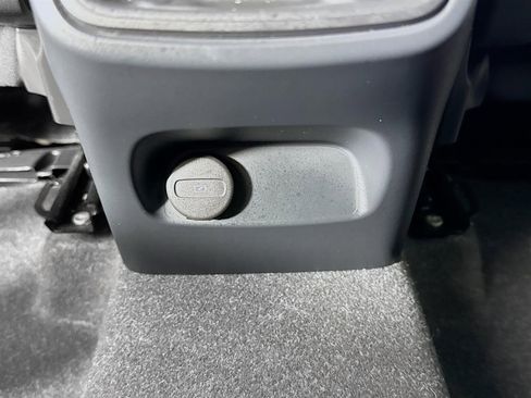 Used 2023 Volvo XC40 B4 Ultimate image 29