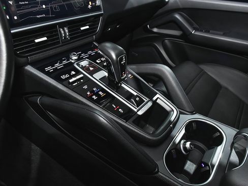 Used 2022 Porsche Cayenne Coupe image 43