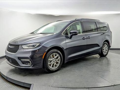 Used 2021 Chrysler Pacifica Touring-L image 2