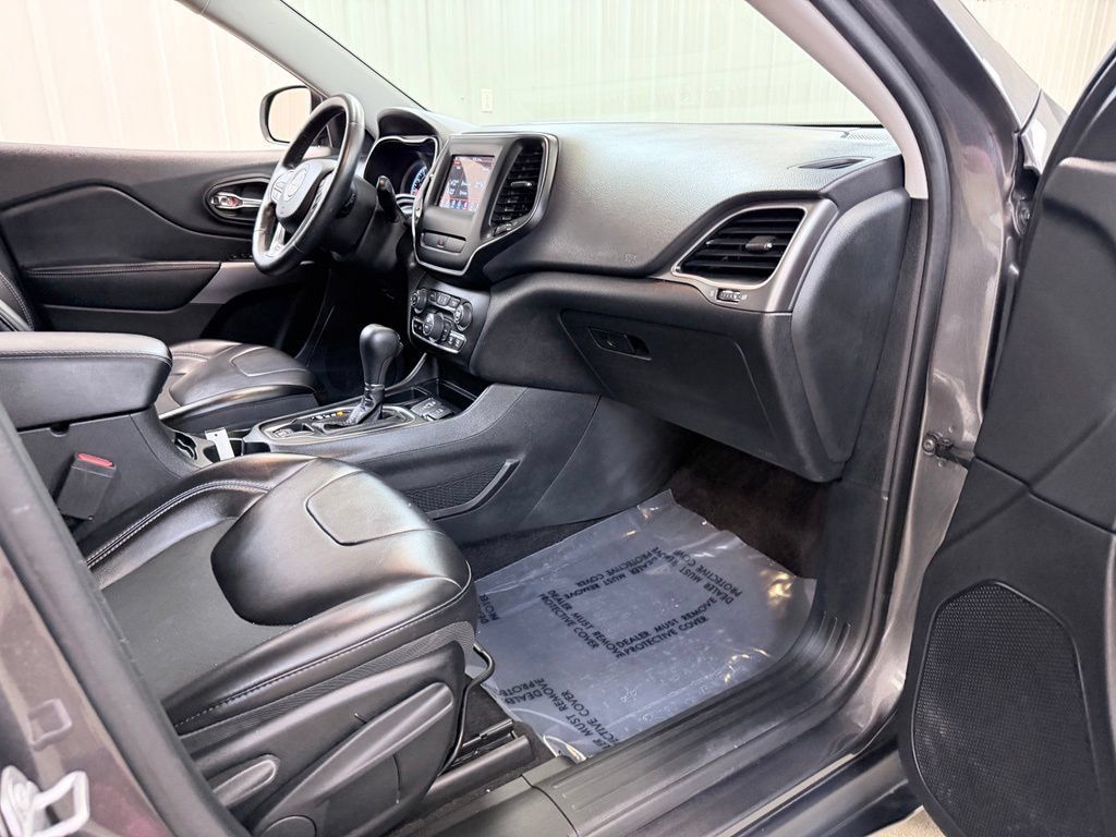 Used 2019 Jeep Cherokee Latitude Plus w/ Comfort/Convenience Group FWD image 31