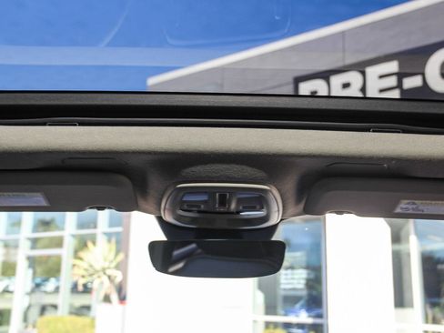 Used 2025 Volvo XC40 B5 Plus image 17