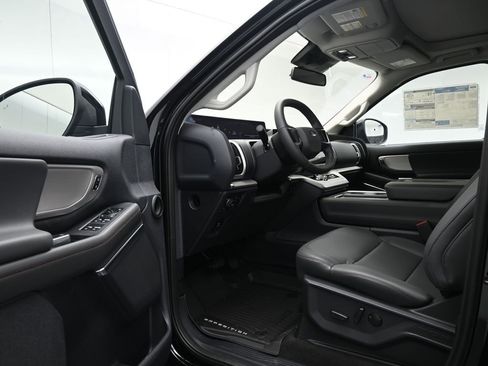 New 2025 Ford Expedition Active image 8