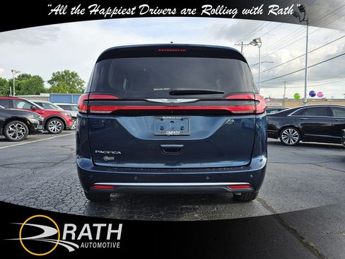 Used 2023 Chrysler Pacifica Touring-L FWD image 7