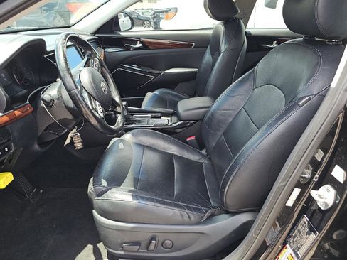 Used 2017 Kia Cadenza Premium w/ Luxury Package FWD image 10