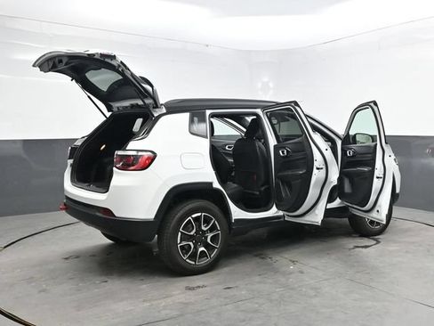 Used 2025 Jeep Compass Trailhawk AWD/4WD image 47