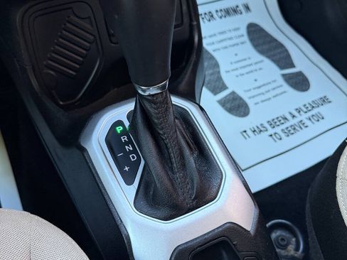Used 2015 Jeep Renegade Latitude w/ Cold Weather Group II FWD image 23