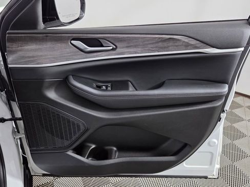 Used 2023 Jeep Grand Cherokee Limited w/ Luxury Tech Group II image 37