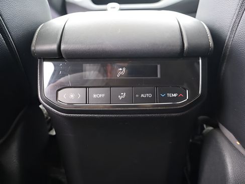 Used 2021 Toyota Highlander XLE AWD/4WD image 40