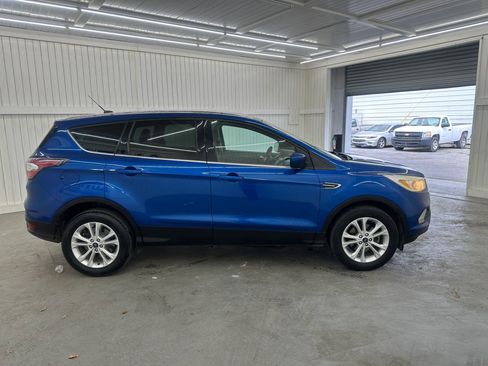 Used 2017 Ford Escape SE image 4