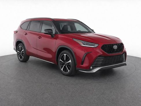Used 2022 Toyota Highlander XSE FWD image 2