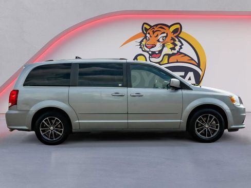 Used 2017 Dodge Grand Caravan SXT FWD image 4